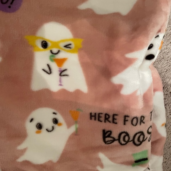 ENVOGUE PINK HALLOWEEN GHOST PLUSH OVERSIZED THROW